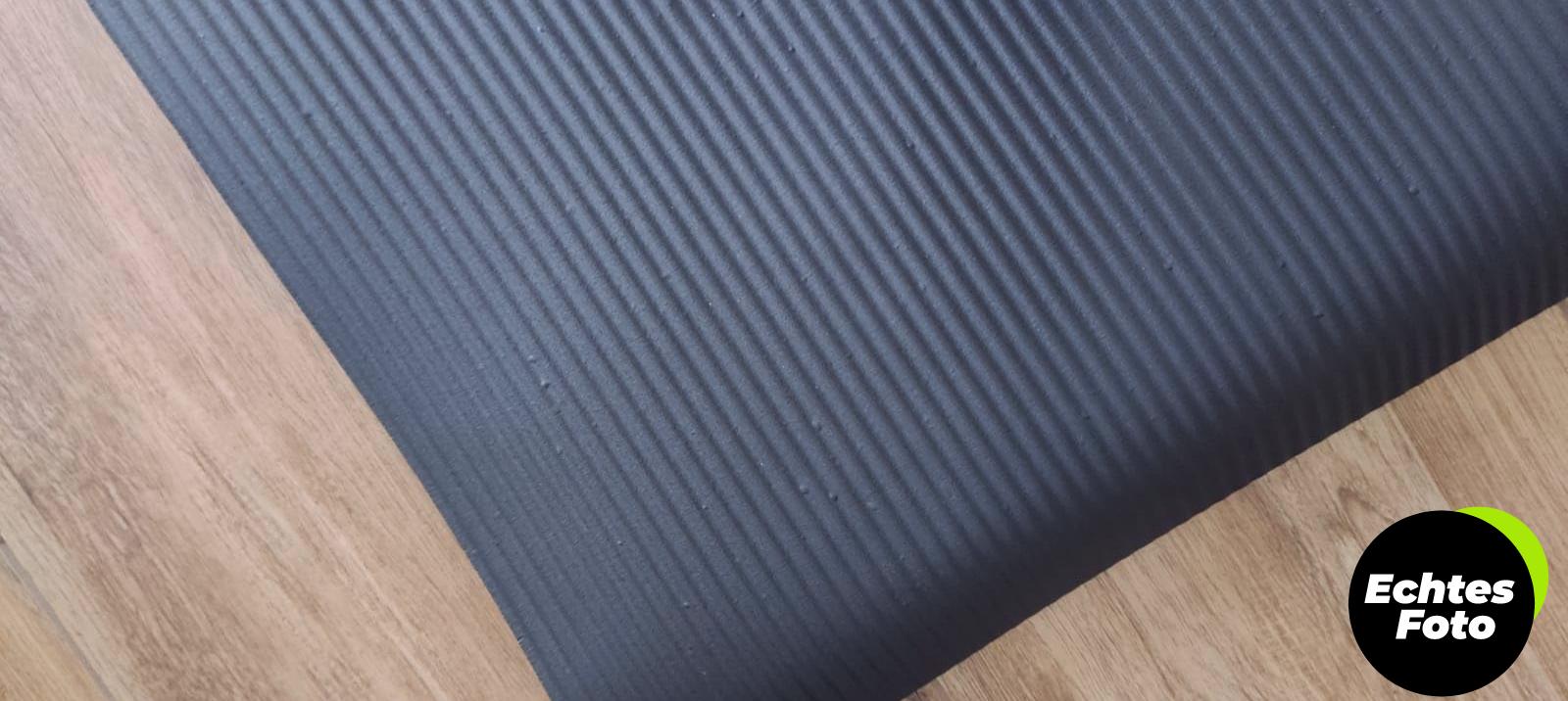 amazon-basics-yogamatte-1-extra-dick-schwarz-foto-3