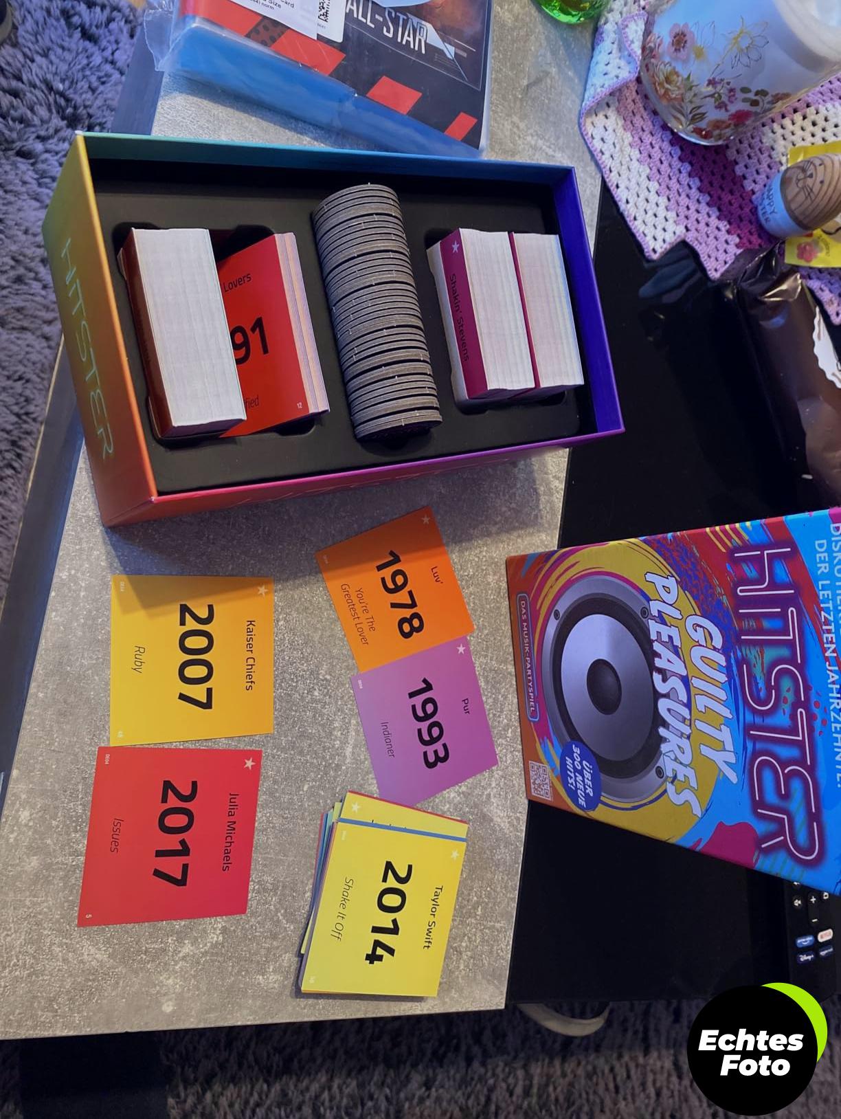 hitster-jumbo-spiel-guilty-pleasures-partyspiel-foto-1