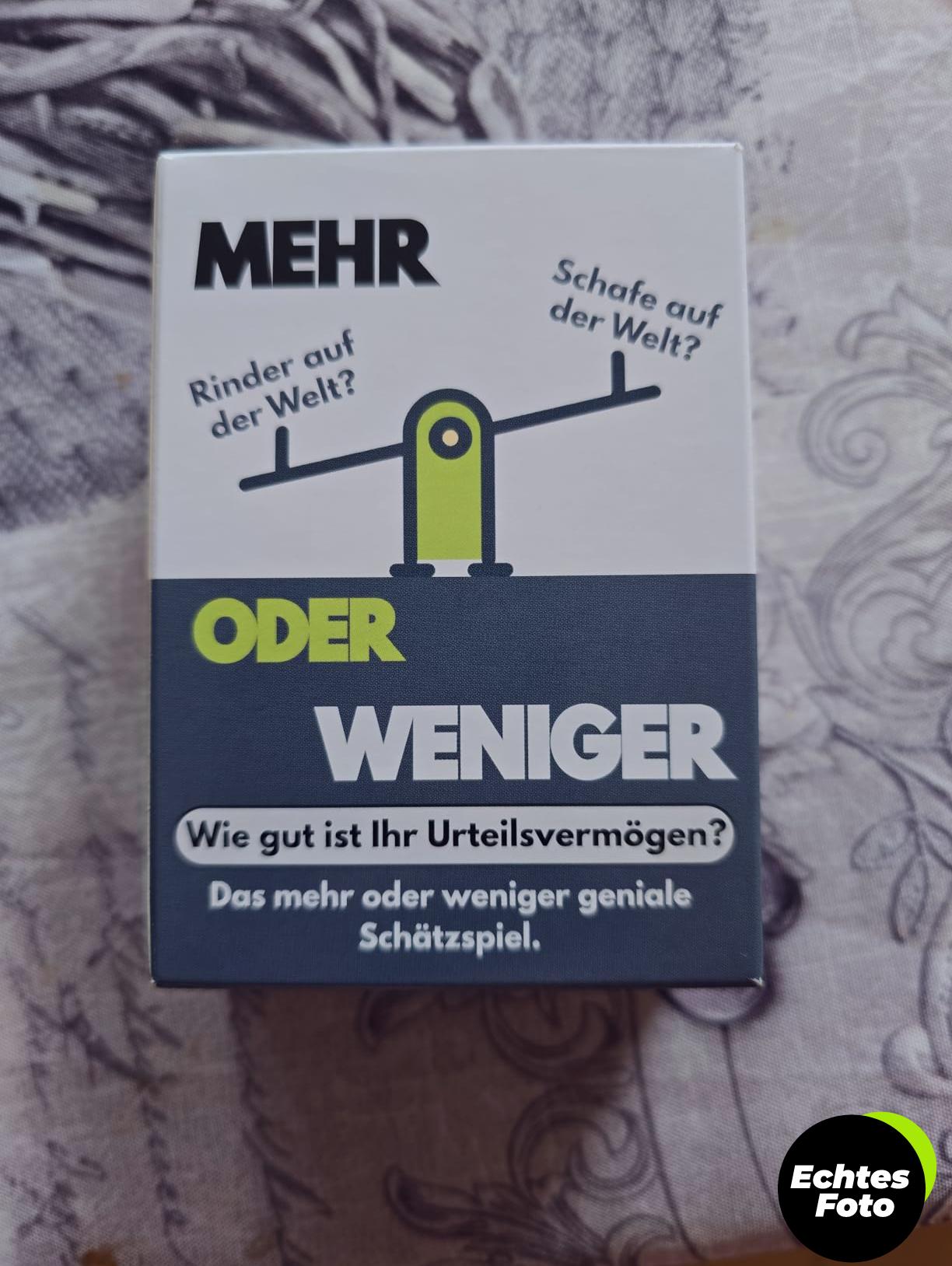 more-or-less-spiel-2-plus-familienkarten-urteilsspiel-foto-1